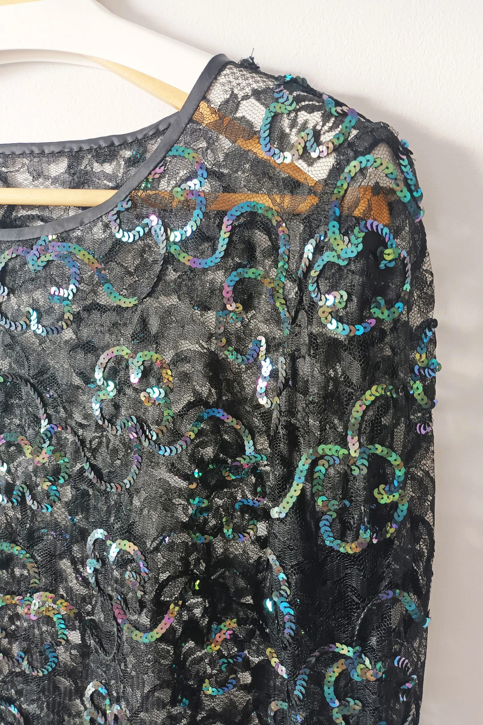 Zwarte kanten blouse met holografische pailletten iriserend – photo 6